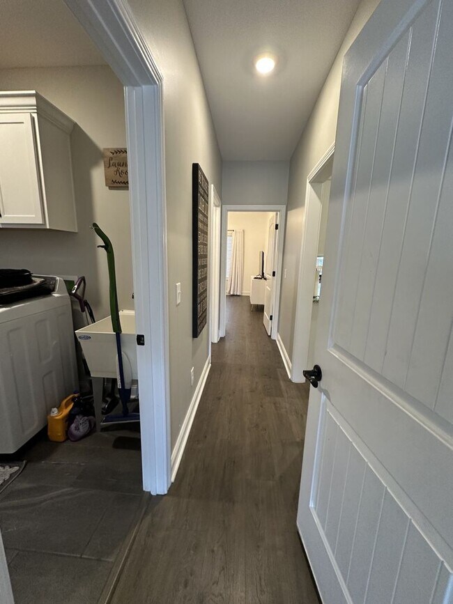 Building Photo - 4 Bedroom 3 Bathroom Home with Bonus Room!