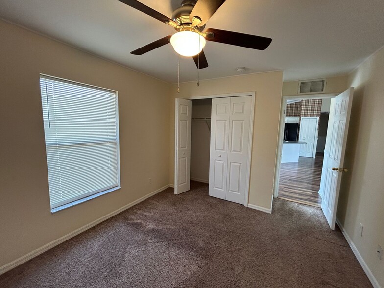 Building Photo - Unique 3/2 + Den home in great location