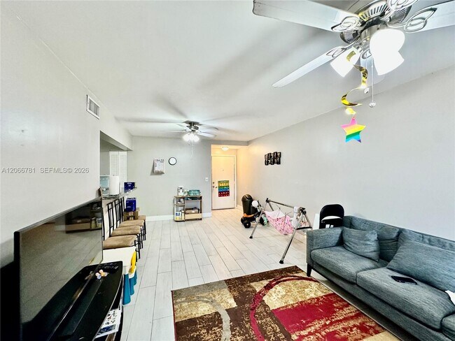 Building Photo - 9427 Fontainebleau Blvd
