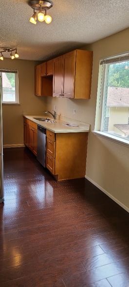 Building Photo - 1626 Kent Des Moines Rd