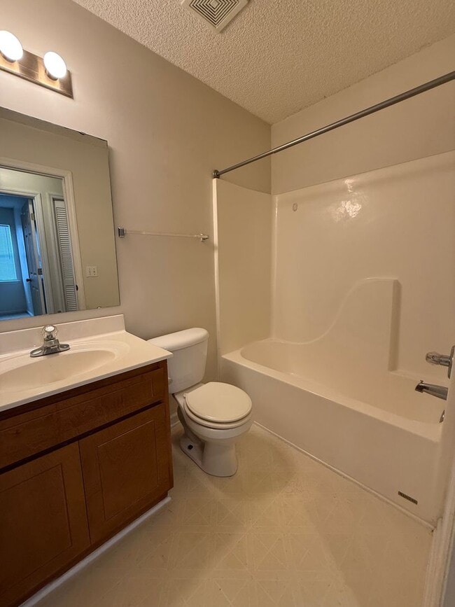 Building Photo - 150 Lakemont Dr