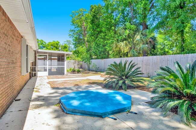 Building Photo - Well-Maintained Home with 2-Car Garage & Screened Back Porch in Central Location