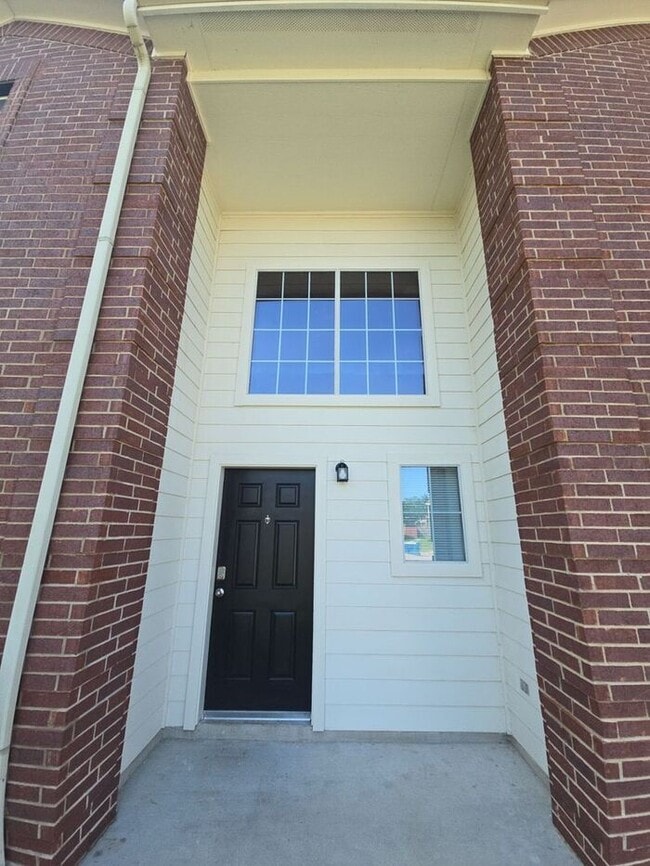 Building Photo - Spacious 4-Bedroom Home with Large Backyar...