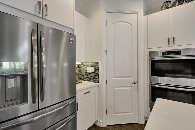 Building Photo - 100 NW 69th Cir