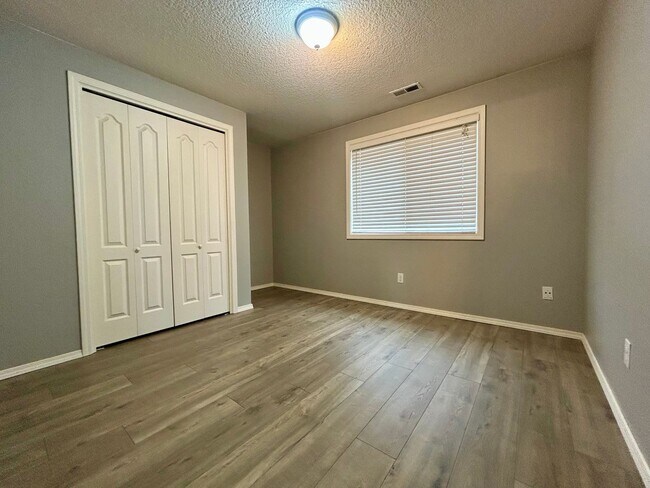 Building Photo - Welcome to this charming 3-bedroom, 2.5-bathroom house located in Vancouver, WA!