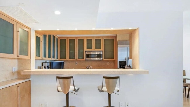 Building Photo - "Chic Santa Monica Oasis: 1-Bedroom Furnis...