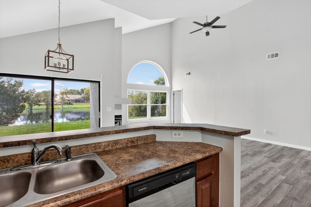 Building Photo - 250 Lakebreeze Cir