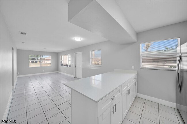 Building Photo - 15 SE 24th Ave