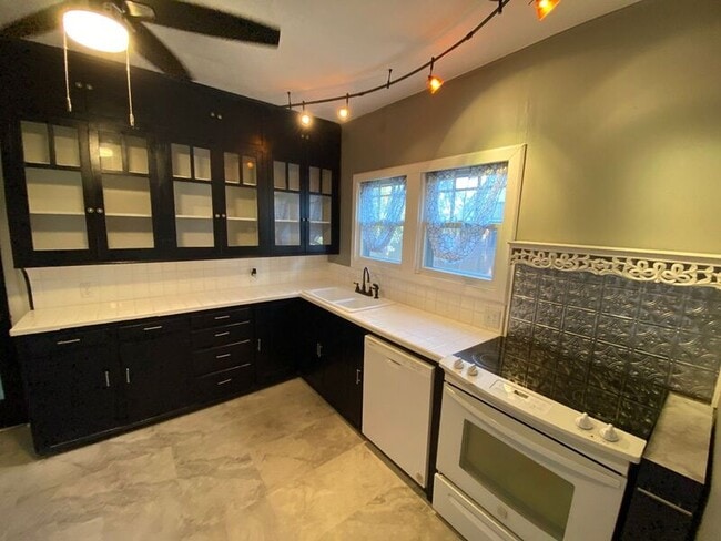 Building Photo - 1017 Elm St NW