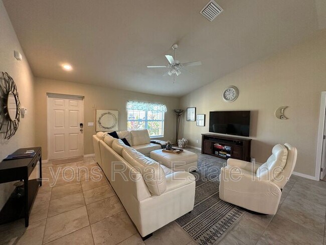 Building Photo - 2202 SE 8th St