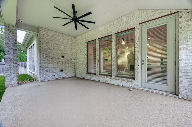 Building Photo - 302 Sky Top Dr