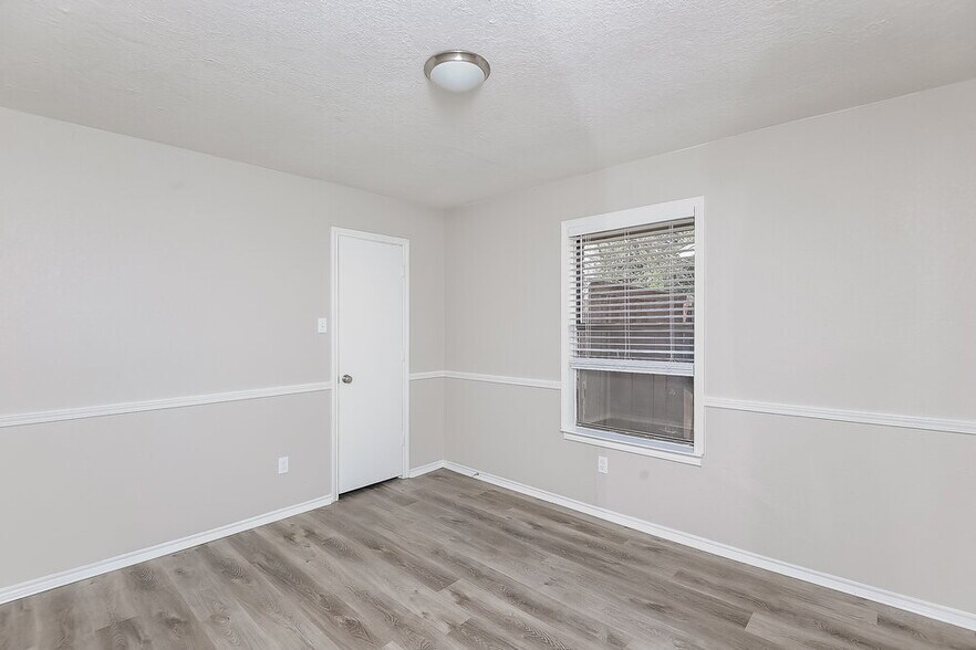 Building Photo - 2609 S Meadow Dr