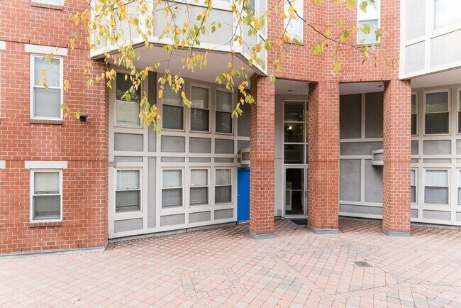 Building Photo - 20 Chestnut St