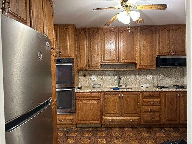 Building Photo - 965 Suffolk Ave