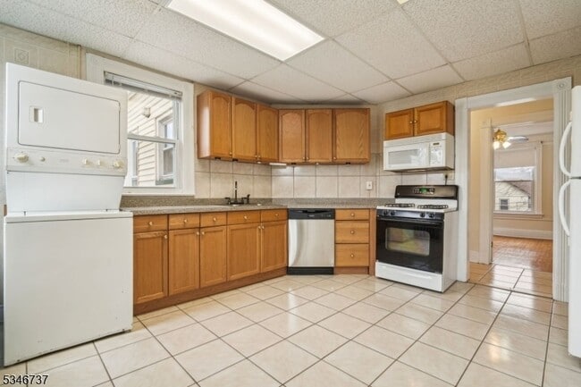 Building Photo - 44 Elm St