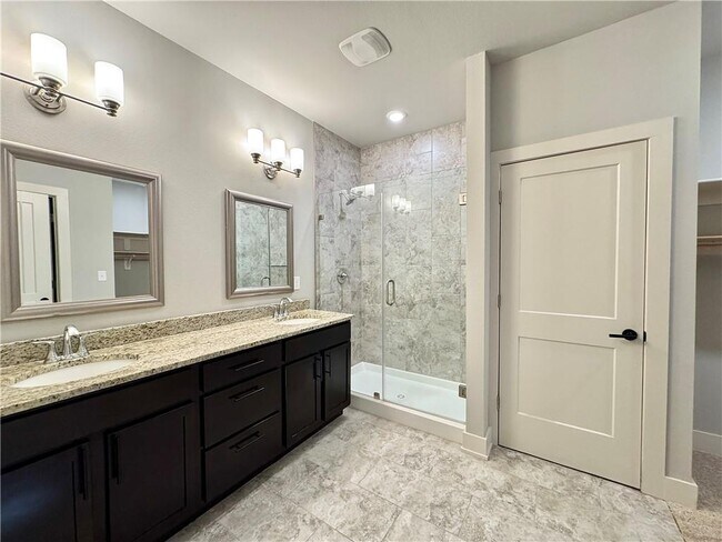 Building Photo - 700 NE Hts Ln