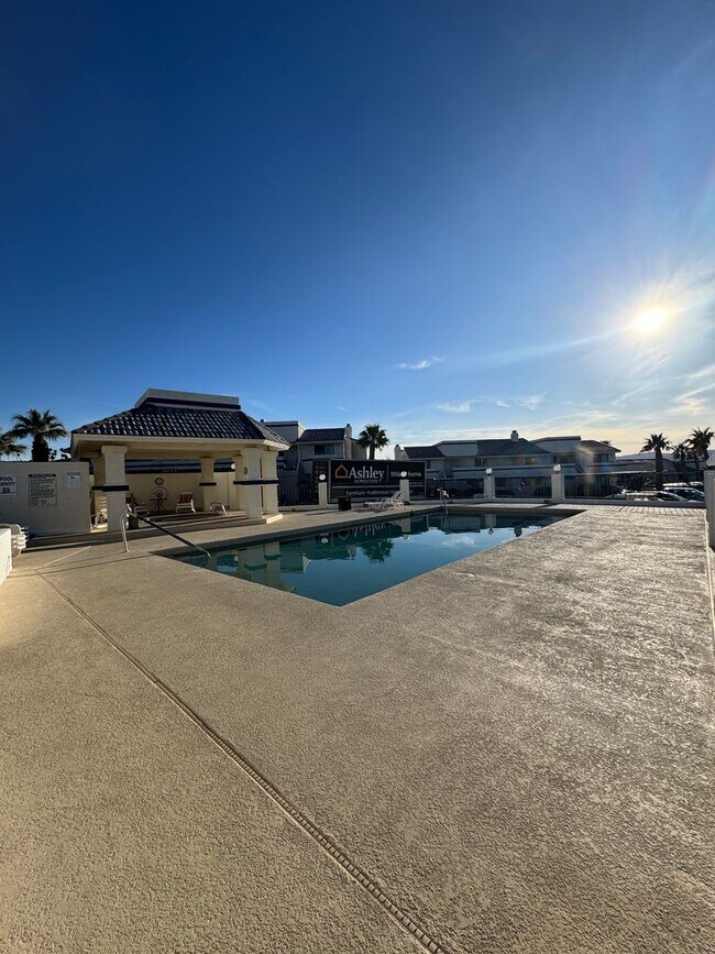 Building Photo - Stunning Remodeled 3-Bed Condo with River ...
