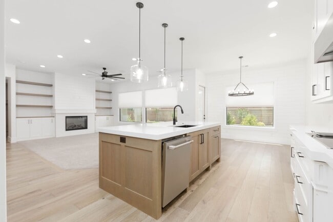 Building Photo - Beautiful 5 bed | 4 Bath | 3 Car Garage