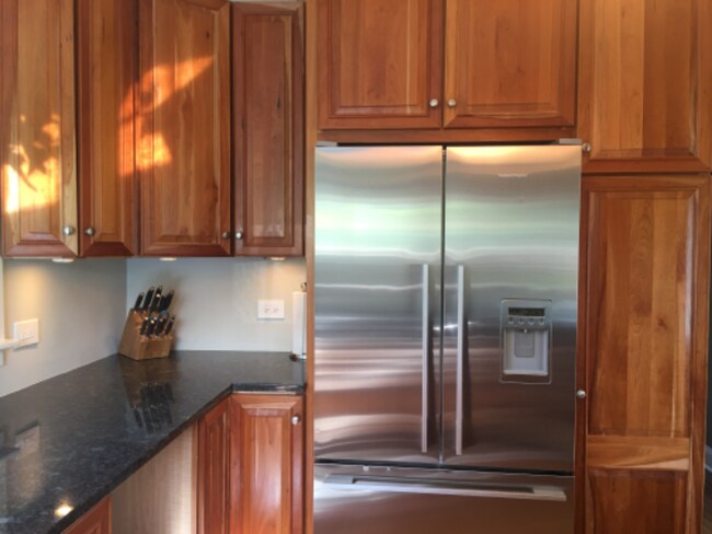 Building Photo - 634 E 5th Ave