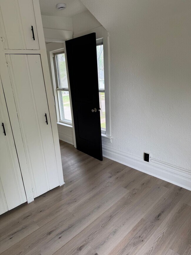 Building Photo - Fully remodeled 3 bedroom house