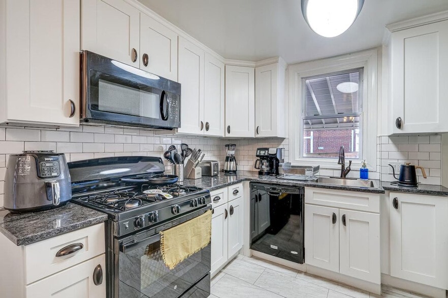 Building Photo - 2430 S Oakland St