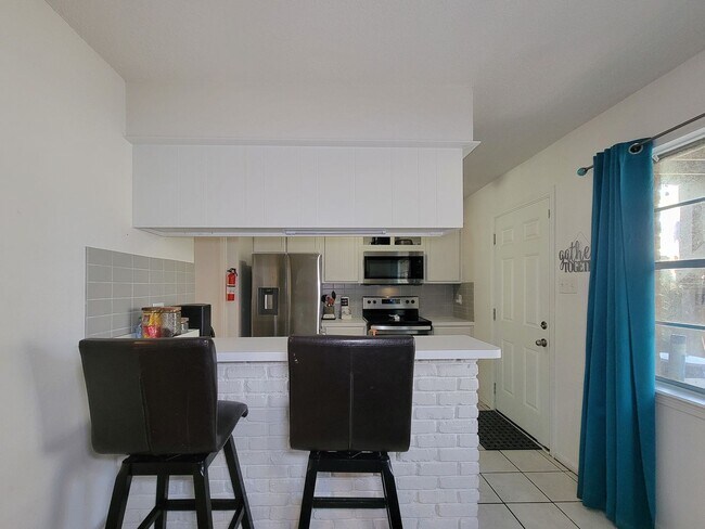 Building Photo - Two bedrooms two 1/2 bath townhome on Galv...