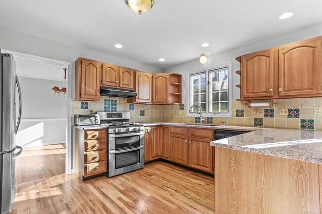 Building Photo - 25 Pequot Ave