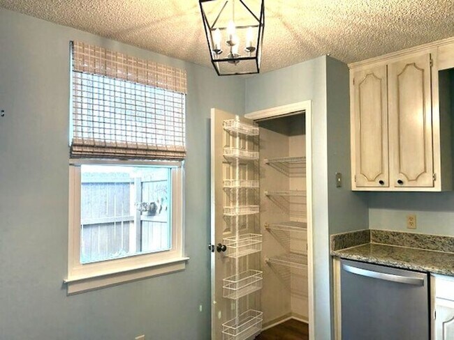 Building Photo - Townhome - 2 Bedroom 1.5 bath