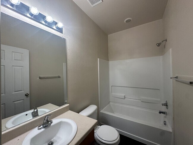 Building Photo - Townhome for rent
