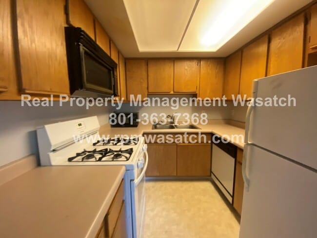 Building Photo - Charming 3 Bedroom 2 Bathroom Downtown Condo!