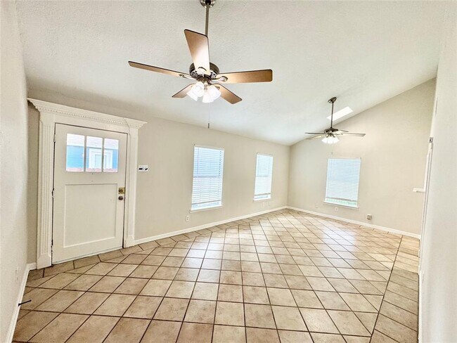 Building Photo - 811 Adele St