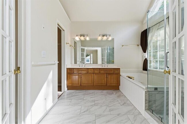 Building Photo - 3986 Fox Glen Dr