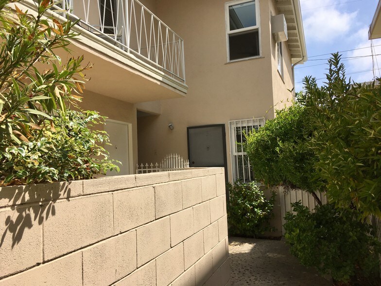 Garden courtyard building - 1318 N Martel Ave