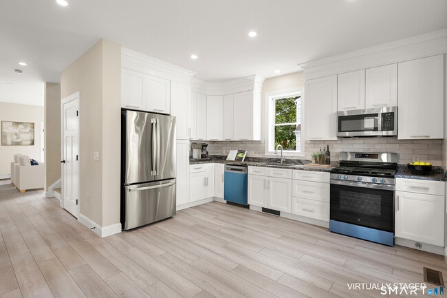 Building Photo - 10 Highland Pl