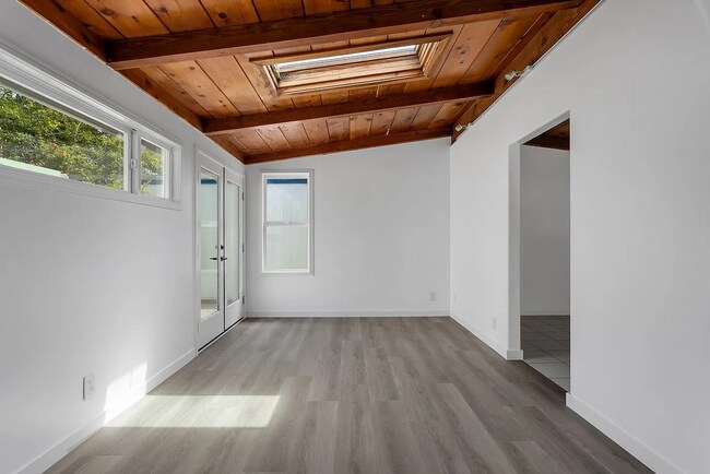 Building Photo - Vintage Beach Bungalow