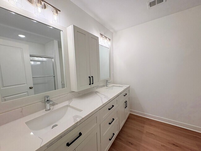 Building Photo - Single Level 3 Bed, 2 Bath, 1 Car Garage Duplex in North Kansas City