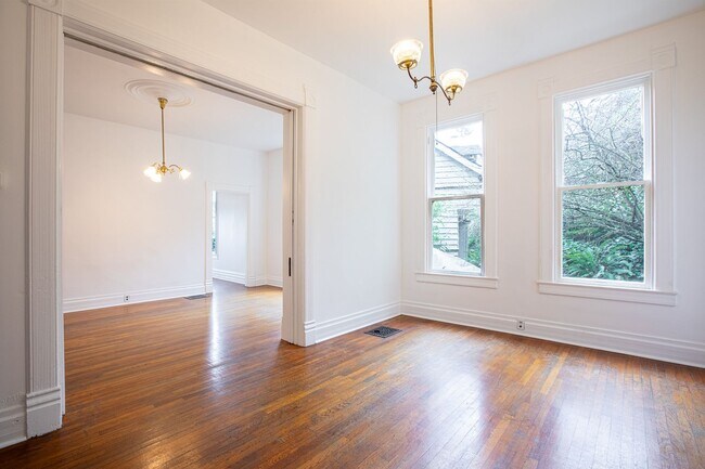 Building Photo - 1940-1946-1946 SW Market St Dr