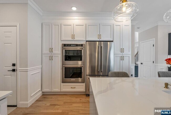 Building Photo - 765 6th Ave