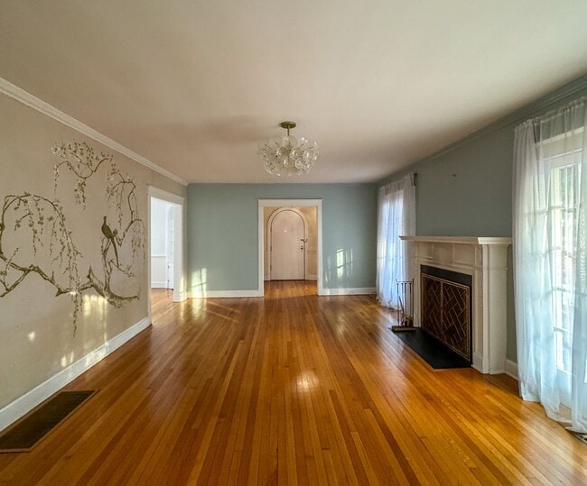 Building Photo - Stunning 4 Bed 4 Bath Haymount Home