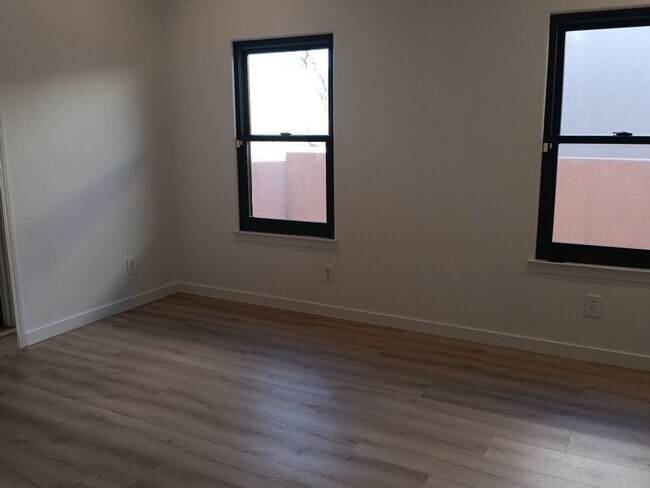 Building Photo - 3 Bedroom, 2 Bathroom Home! Schedule a Showing!