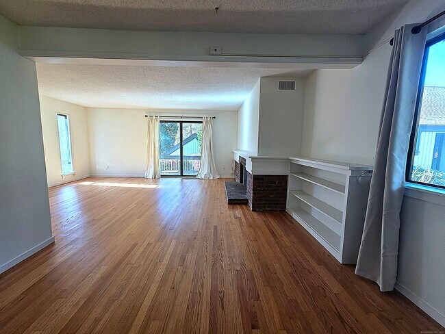 Building Photo - 563 Heritage Vlg