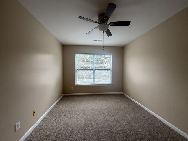 Building Photo - Large Three Bedroom Townhouse! New Carpet & Paint!