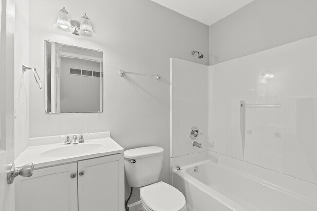 Building Photo - 1517 Lincoln Dr