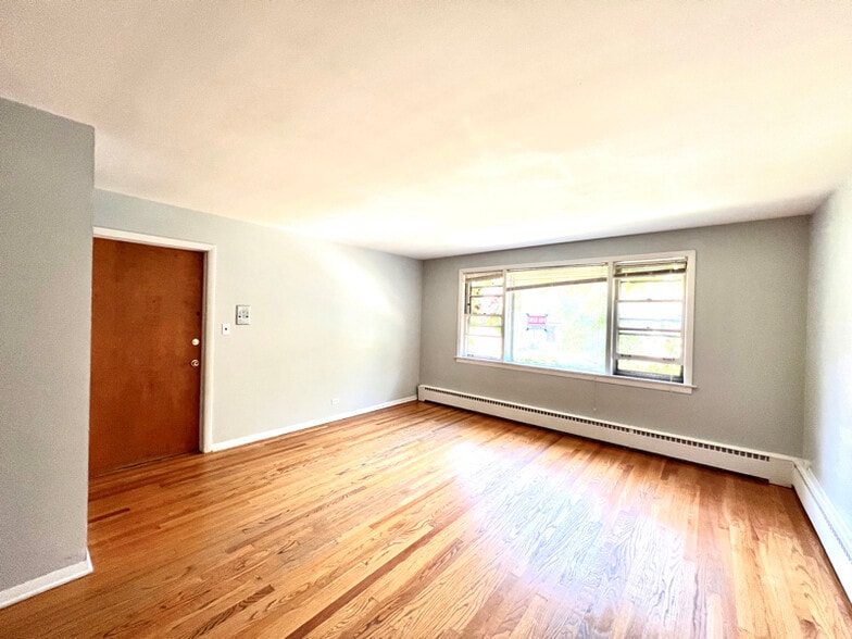 Building Photo - 2623 W Berwyn Ave