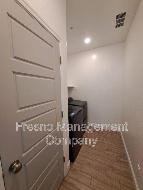 Building Photo - 911 Blue Oak Lane W