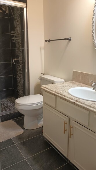 Bathroom - master - 3470 S Poplar St