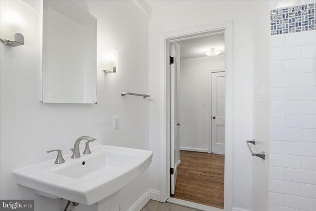 Building Photo - 904 N Ivy St