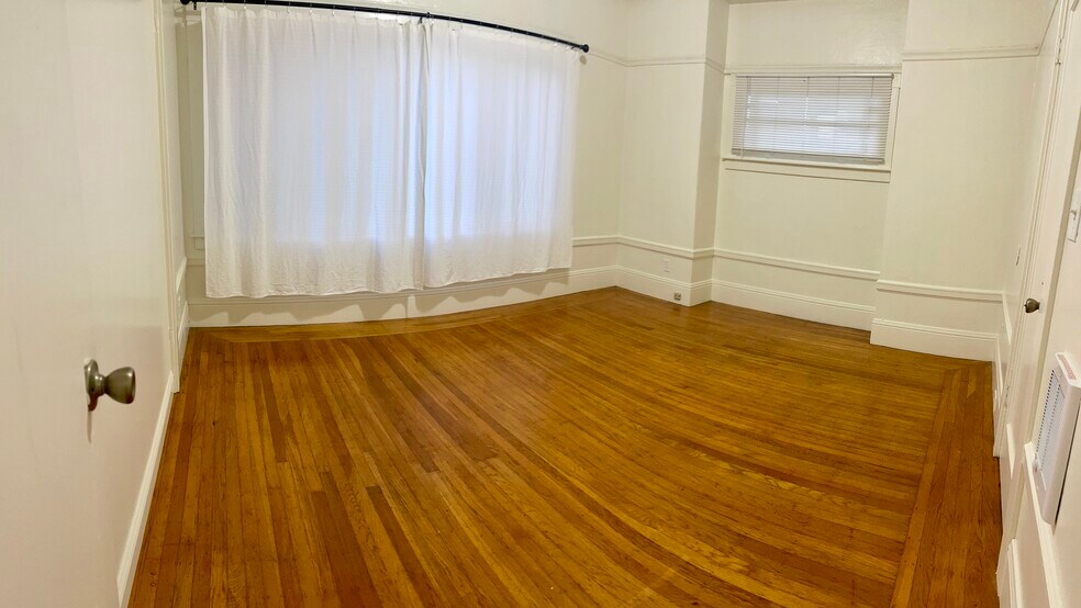 Building Photo - 564 53rd St