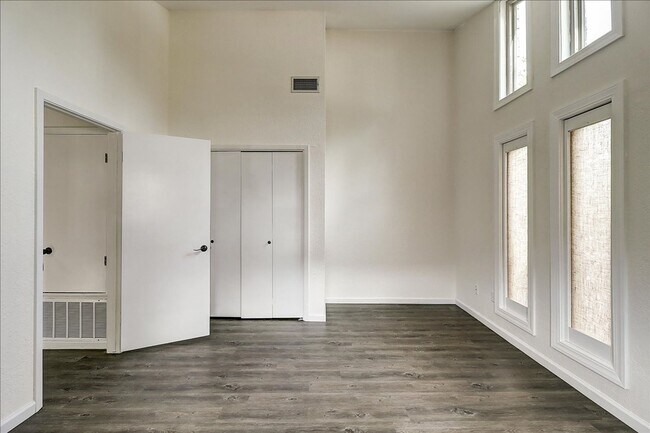 Building Photo - 5530 Tahoe Cir