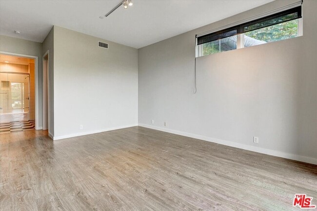 Building Photo - 3850 Rambla Orienta